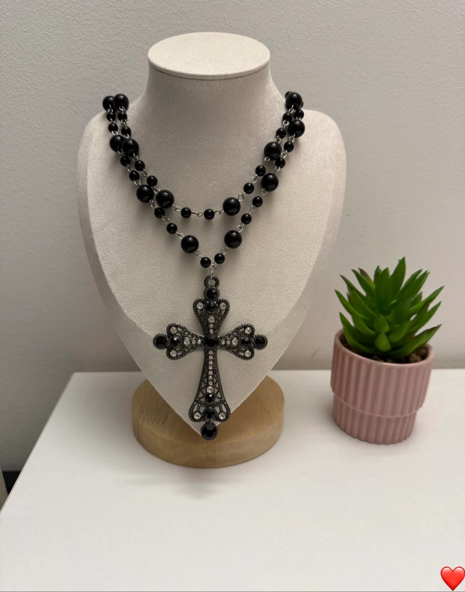 Collier perle noir avec croix 